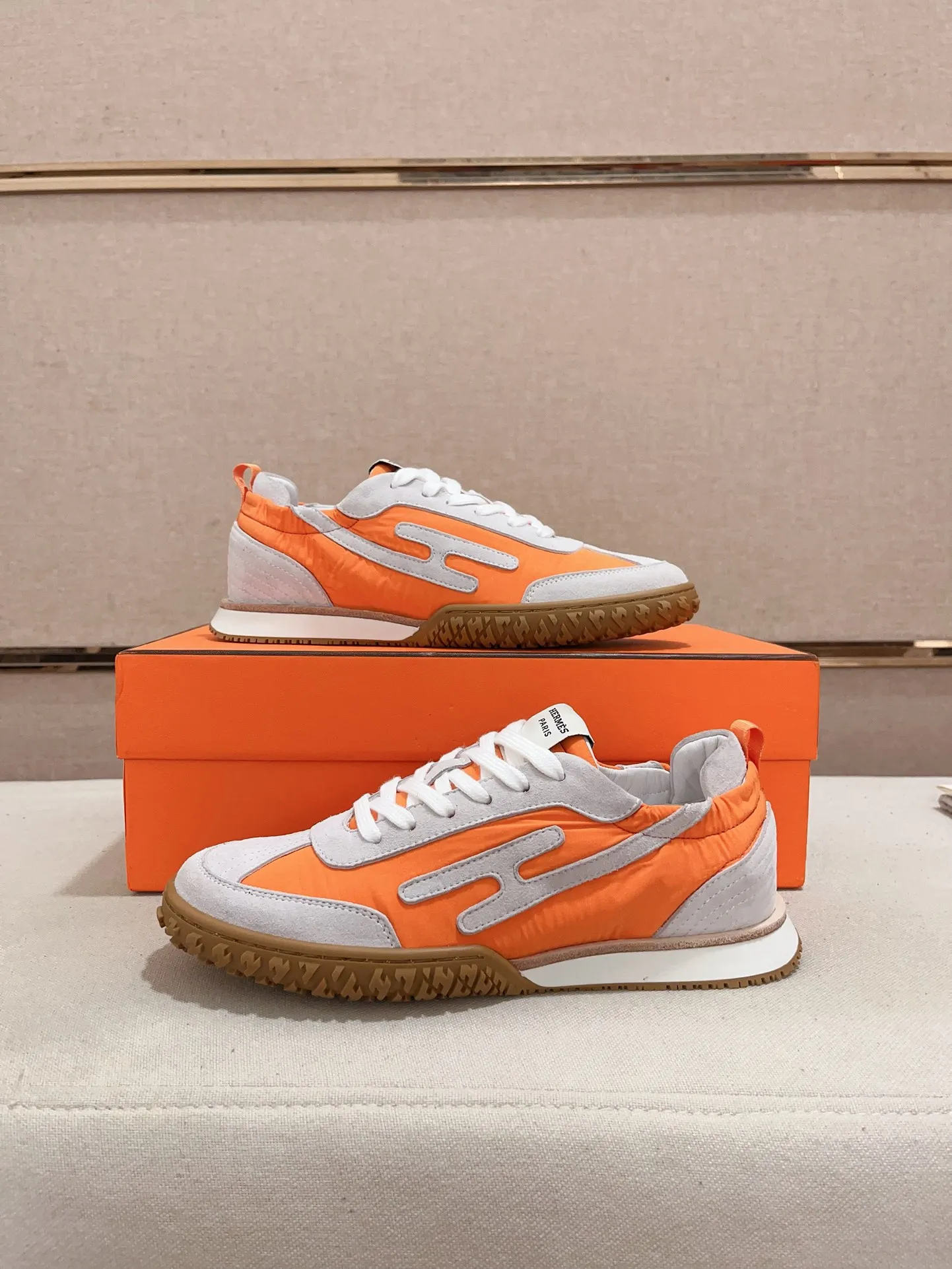 Men's men's shoes 💰: 720💰 Hermes top version # Couple style 💏 24ss casual sneakers Suede goatskin sneakers decorated with contrasting patterns and iconic "H" details, beautifully packaged at the delivery counter 🛍📦 Fabric: suede + cowhide Lining: mixed sheep lining Outsole: original TPU Bottom thickness: 2CM Size: 35-44